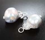 Серьги с крупным серебристым морским жемчугом барокко 47,9 карата и лейкосапфирами