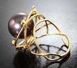 Золотое кольцо c крупной черной жемчужиной 17,9 карата и «неоновыми» уральскими изумрудами Золото