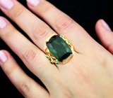 Эффектное массивное золотое кольцо с крупным сочно-зеленым турмалином 21,26 карата, цаворитами гранатами и бриллиантами