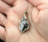 Двусторонний золотой кулон с осколком Сихотэ-Алинского метеорита 24,67 карата