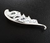 Элегантная серебряная брошь с бесцветными топазами