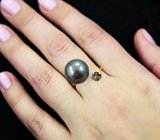 Золотое кольцо с черным жемчугом титанового люстра 17,15 карата и чистейшей шпинелью со сменой цвета 0,77 карата