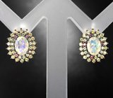 Праздничные серебряные серьги с ограненными опалами и разноцветными сапфирами бриллиантовой огранки