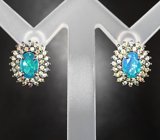 Яркие серебряные серьги с ограненными опалами и разноцветными сапфирами бриллиантовой огранки