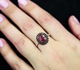 Превосходное серебряное кольцо с насыщенным рубином и черными шпинелями