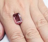 Крупный оранжевато-красный турмалин 7,05 карата