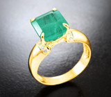 Золотое кольцо с крупным насыщенным уральским изумрудом 4,75 карата и бриллиантами