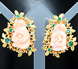 Массивные золотые серьги с резными solid кораллами 15,35 карата, россыпью изумрудов и бриллиантами