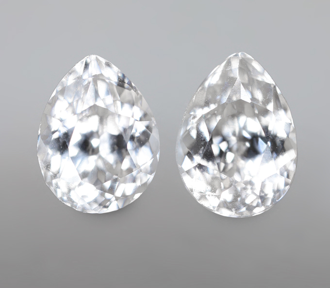 Пара бесцветных цирконов высокой чистоты 3,89 карата