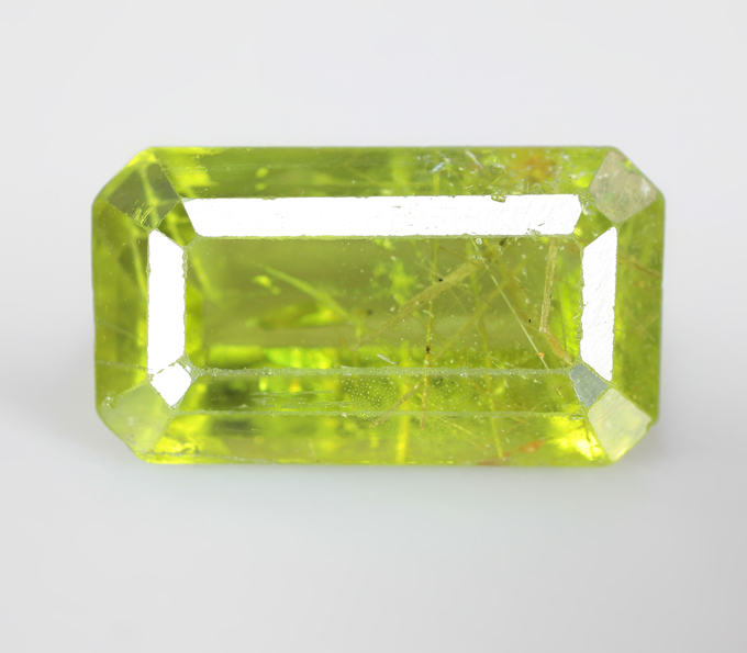 Крупный перидот с рутилом 7,96 карата