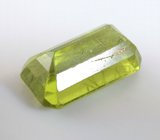 Крупный перидот с рутилом 7,96 карата