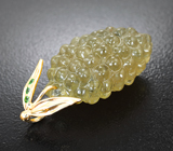 Крупный золотой кулон с резным гелиодором 29,77 карата и цаворитами