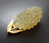 Крупный золотой кулон с резным гелиодором 29,77 карата и цаворитами