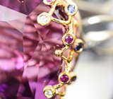 Просто WOW! Массивное золотое кольцо с уникальным насыщенно-розовым «неоновым» кунцитом топовой огранки 88,88 карата, сапфирами и бриллиантами