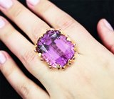 Просто WOW! Массивное золотое кольцо с уникальным насыщенно-розовым «неоновым» кунцитом топовой огранки 88,88 карата, сапфирами и бриллиантами