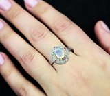 Серебряное кольцо с ограненным эфиопским опалом и разноцветными сапфирами бриллиантовой огранки