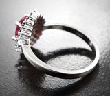 Серебряное кольцо с насыщенным рубином и черными шпинелями