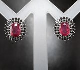 Серебряные серьги с насыщенными рубинами и черными шпинелями
