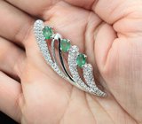 Эффектная крупная серебряная брошь с изумрудами