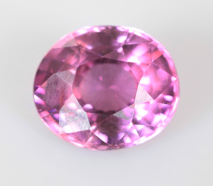 Пурпурный сапфир со сменой цвета 1,1 карата