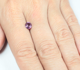 Пурпурный сапфир со сменой цвета 1,1 карата 