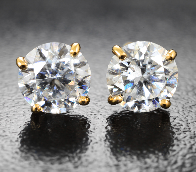 Золотые пусеты с муассанитами бриллиантовой огранки 1,9 карата