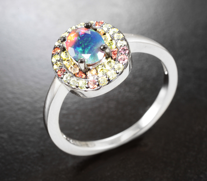 Праздничное серебряное кольцо с ограненным черным опалом и разноцветными сапфирами бриллиантовой огранки
