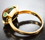 Кольцо с кристаллическим черным опалом 4,33 карата и цаворитами