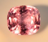 Пурпурно-розовая "неоновая" шпинель со сменой цвета 1,38 карата