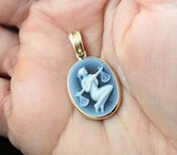 Золотой кулон «Весы» с агатовой камеей 7,23 карата