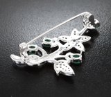 Изысканная серебряная брошь с изумрудами