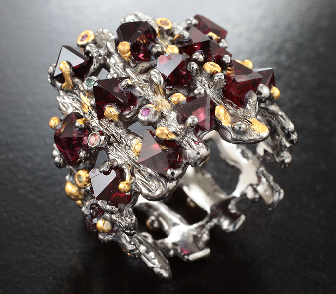 Кольцо с кристаллами рубиновой шпинели 6,35 и разноцветными сапфирами