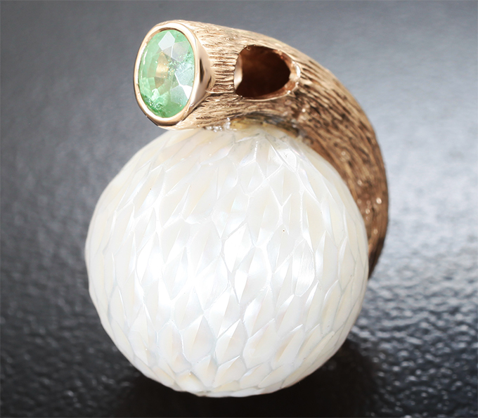 Кулон с крупной резной жемчужиной Edison 22,23 карата и мятно-зеленым цаворитом