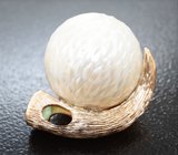 Кулон с крупной резной жемчужиной Edison 22,23 карата и мятно-зеленым цаворитом