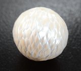 Кулон с крупной резной жемчужиной Edison 22,23 карата и мятно-зеленым цаворитом