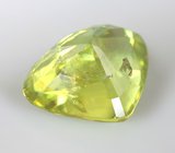 Желтовато-зеленый сфен 2,71 карата 