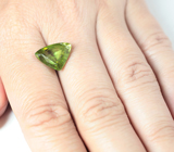 Крупный желтовато-зеленый сфен 6,81 карата 