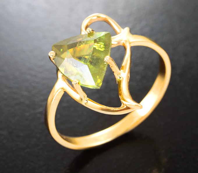 Золотое кольцо c ярким сфеном редкой огранки 2,81 карата