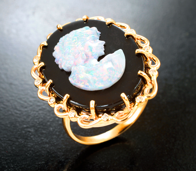 Кольцо с камеей из оникса с резным опалом 12,2 карата и бриллиантами