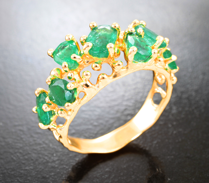 Золотое кольцо с россыпью ярких насыщенных уральских изумрудов 2,3 карата