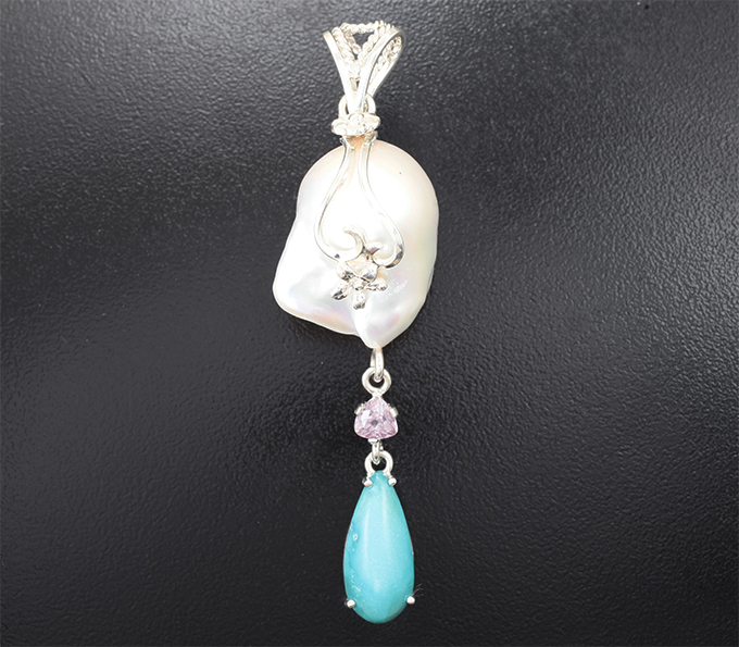 Кулон с кабошоном армянской бирюзы 4,58 карата, чистейшим розовато-пурпурным диаспором 0,7 карата и крупной морской жемчужиной барокко 36,78 карата