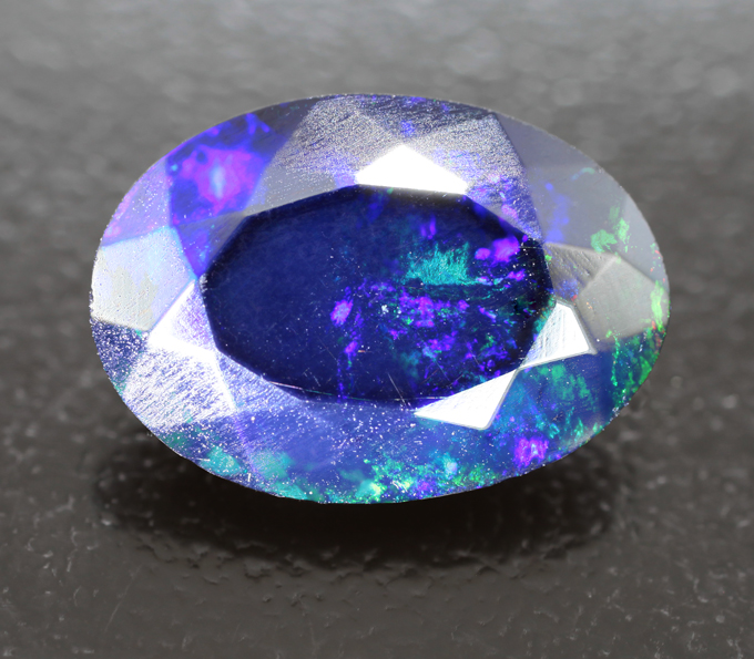 Ограненный черный опал 2,28 карата