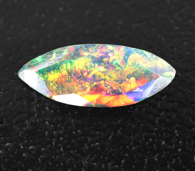 Ограненный черный опал 0,43 карата