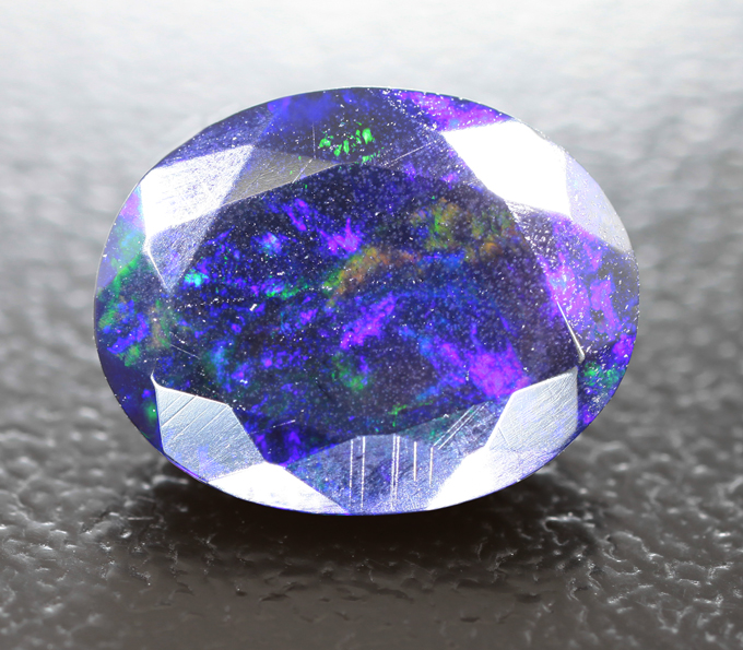 Ограненный черный опал 1,53 карата