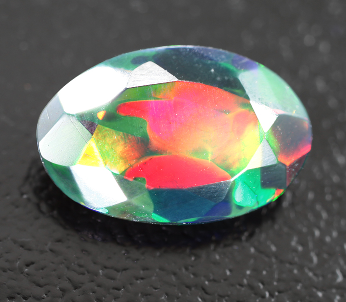 Ограненный черный опал 1,42 карата