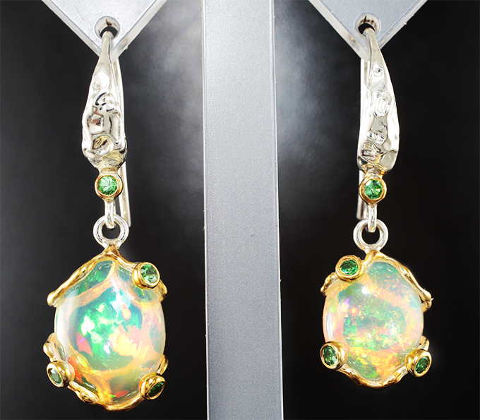 Серьги с кристалличевскими эфиопскими опалами 8,16 карата и цаворитами