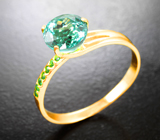 Золотое кольцо с ярким «неоновым» апатитом 2,15 карата и цаворитами Золото