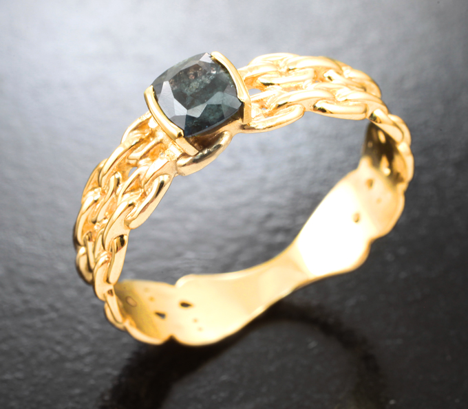 Золотое кольцо с насыщенным уральским александритом авторской огранки 0,42 карата