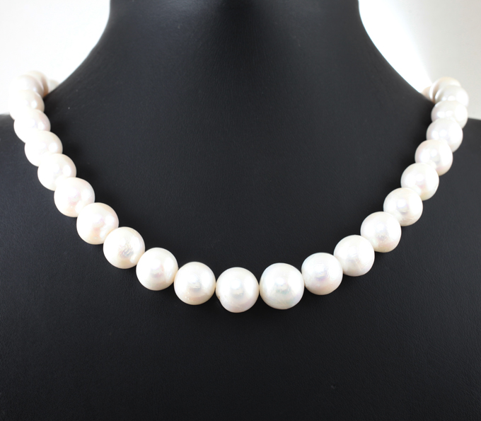 Массивное золотое колье с крупным морским жемчугом барокко 419,7 карата