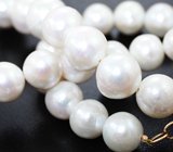 Массивное золотое колье с крупным морским жемчугом барокко 419,7 карата